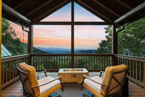 Views For Miles ~ Hot Tub~ Pool Table~Poker Table in Ellijay, USA