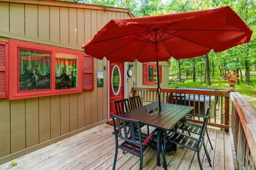 Hot Tub, Fire Pit, Grill, Deck w Resort Amenities in Hedgesville, USA