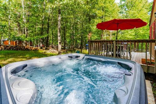 Farmhouse Cabin Hot Tub, Indoor Pool & Gym Access