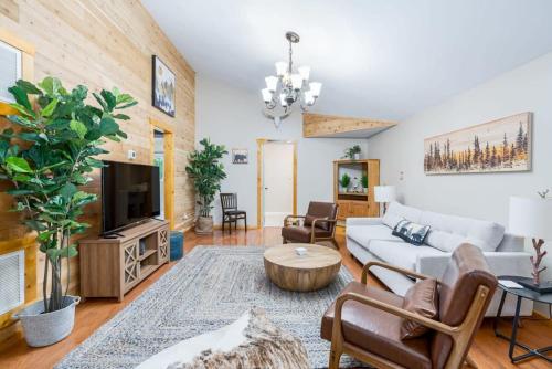 Hot Tub, Fire Pit, Grill, Deck w Resort Amenities in Hedgesville, USA