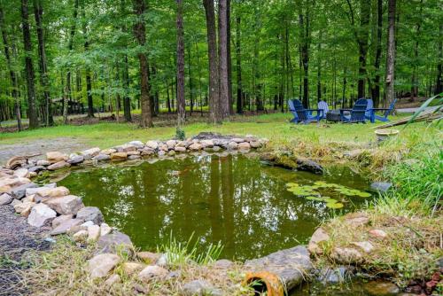 Farmhouse Cabin Hot Tub, Indoor Pool & Gym Access