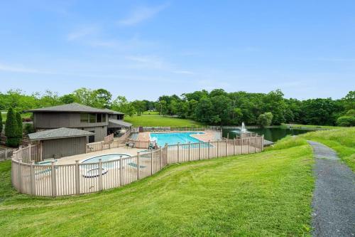 Farmhouse Cabin Hot Tub, Indoor Pool & Gym Access