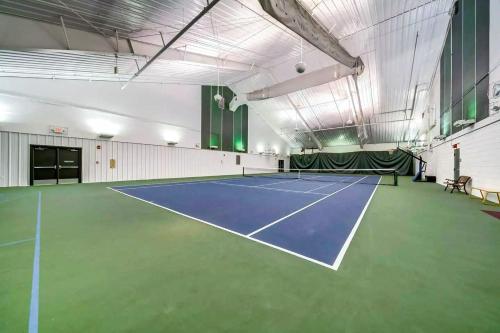 Farmhouse Cabin Hot Tub, Indoor Pool & Gym Access