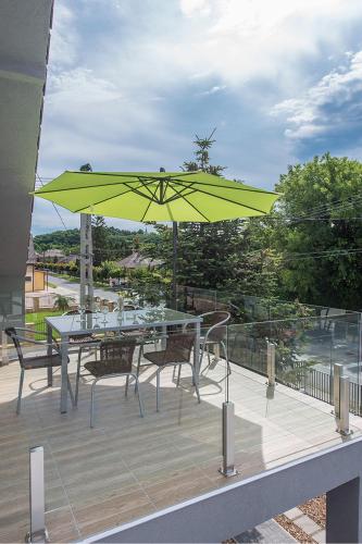 2 bedrooms, 5 beds