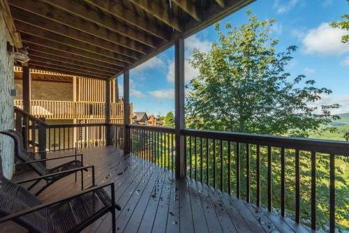 Amazing VIEWS Hot Tub Pool Table Fireplace