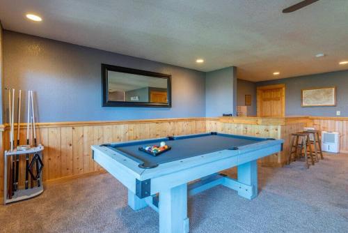 Amazing VIEWS Hot Tub Pool Table Fireplace