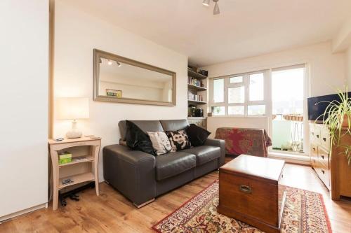 Central Camden Flat With Terrace For 4 People, Londyn