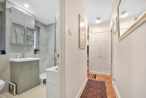 Central Camden Flat With Terrace For 4 People - image 9