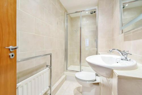 CENTRAL WEST END & THEATRE-LAND 2 Beds & 2 Baths - image 5