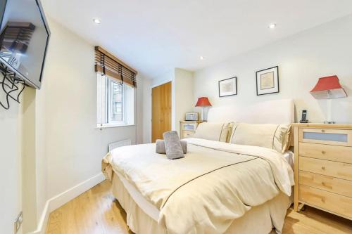 CENTRAL WEST END & THEATRE-LAND 2 Beds & 2 Baths - image 4