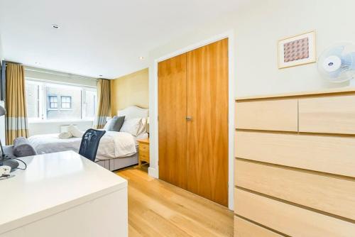 CENTRAL WEST END & THEATRE-LAND 2 Beds & 2 Baths - image 2