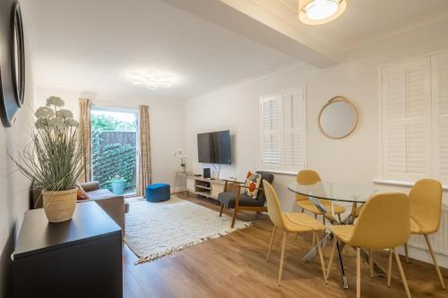 Lovely 1 Bed Apartment With FREE PARKING & Garden 1