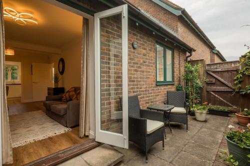 Lovely 1 Bed Apartment With FREE PARKING & Garden 5