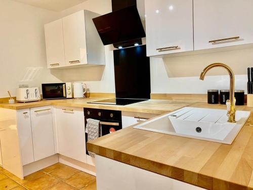 Rest on Super-King Bed under The Starry Night in Fen Ditton