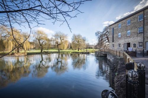 Luxury City Centre Flat with Stunning Water View