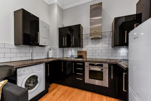 Modern 2 bedroom flat for 4 in Greater London - image 7