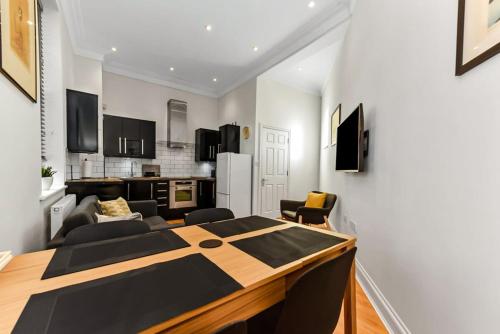 Modern 2 bedroom flat for 4 in Greater London - image 4
