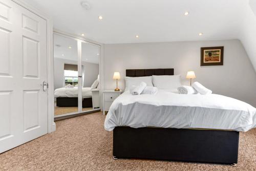 Modern 2 bedroom flat for 4 in Greater London - image 5