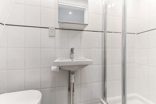 Modern 2 bedroom flat for 4 in Greater London - image 3