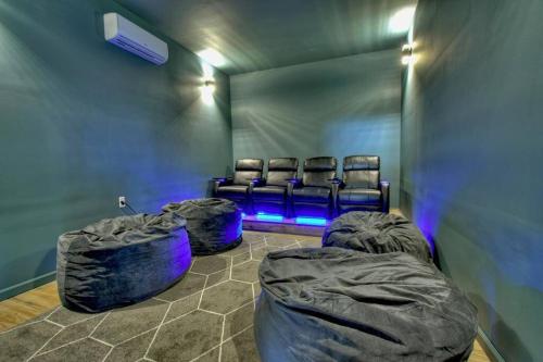 Endless Views~ Movie Theater ~ Hot Tub ~ Game Room in Mineral Bluff, USA