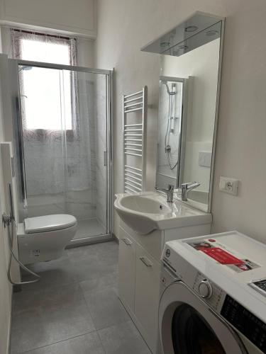 JF Yellow Room - ideal location away from the crowds and close to the tramline stop - only female guests or couples