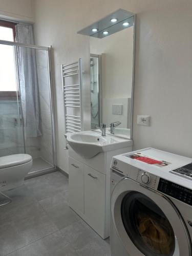 JF Yellow Room - ideal location away from the crowds and close to the tramline stop for just female guest or couple