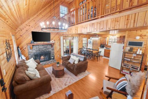 Firefly Lodge - Cozy 4 bedroom cabin minutes to Helen