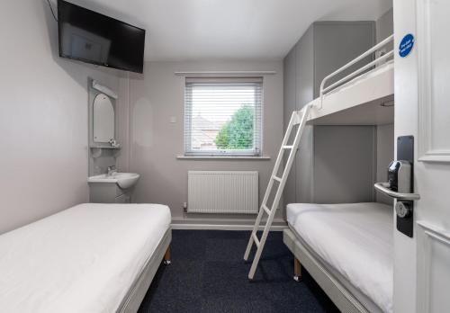 1 double bed, 2 bunk beds