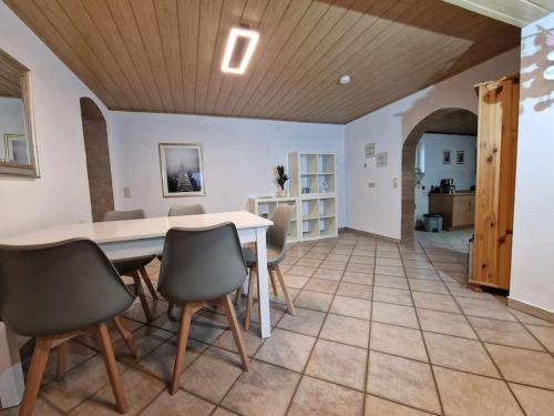 Facilities, Schone 120qm Wohnung max 5 P, Bahnhofsnahe, TV Streaming in Buttelborn
