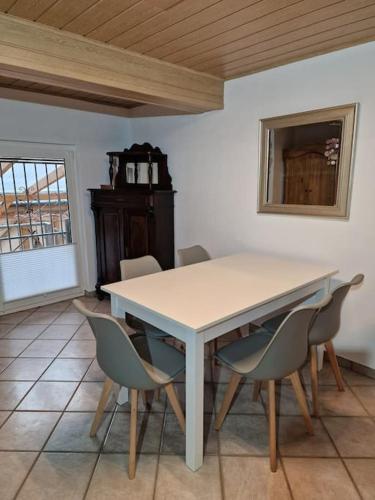 Facilities, Schone 120qm Wohnung max 5 P, Bahnhofsnahe, TV Streaming in Buttelborn