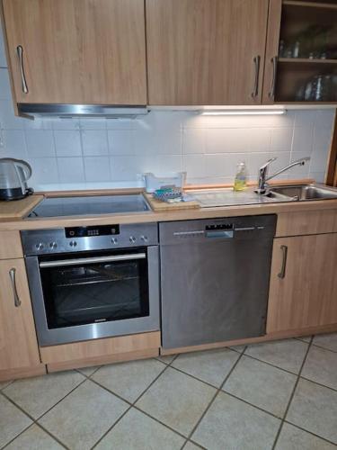 Kitchen, Schone 120qm Wohnung max 5 P, Bahnhofsnahe, TV Streaming in Buttelborn