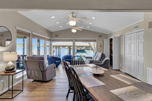 Lee Shore Lake House in Willis, USA