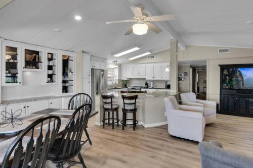 Lee Shore Lake House in Willis, USA