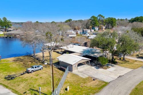 Lee Shore Lake House in Willis, USA