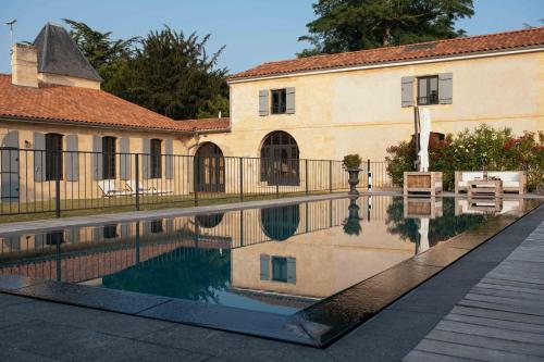 Castle near Saint Emilion with services included - Location, gîte - Abzac