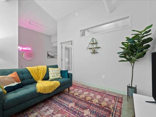 CozySuites Roomy 1BR, Downtown Pittsburgh in Pittsburgh, USA