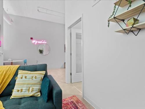 CozySuites Roomy 1BR, Downtown Pittsburgh in Pittsburgh, USA