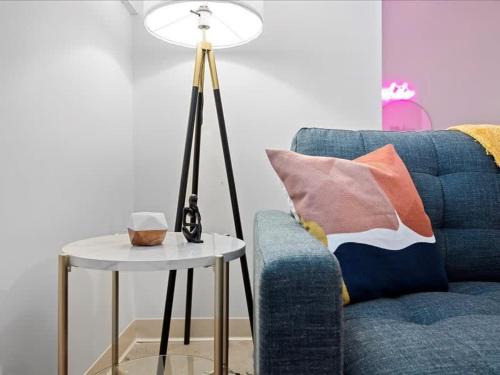 CozySuites Roomy 1BR, Downtown Pittsburgh in Pittsburgh, USA