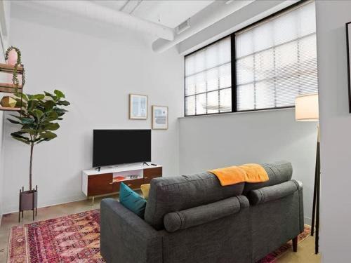 CozySuites Roomy 1BR, Downtown Pittsburgh in Pittsburgh, USA