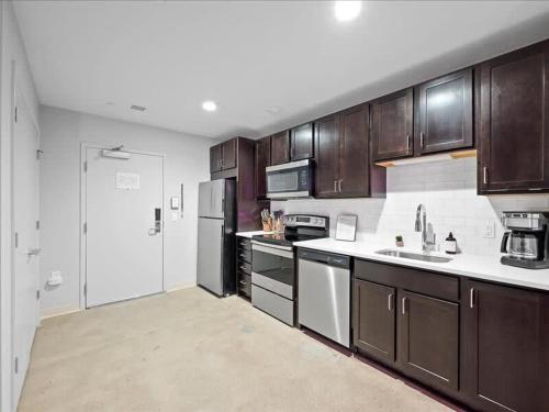 CozySuites Roomy 1BR, Downtown Pittsburgh in Pittsburgh, USA