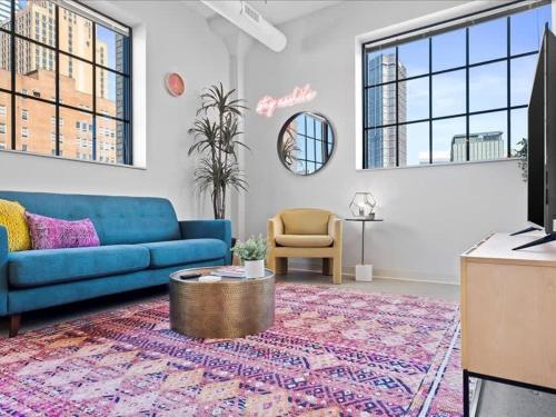 CozySuites Modern 1BR, Downtown Pittsburgh in Pittsburgh, USA