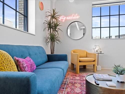 CozySuites Modern 1BR, Downtown Pittsburgh in Pittsburgh, USA