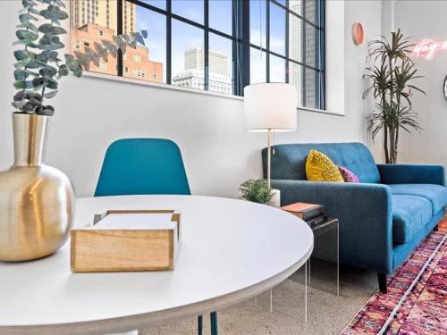 CozySuites Modern 1BR, Downtown Pittsburgh in Pittsburgh, USA