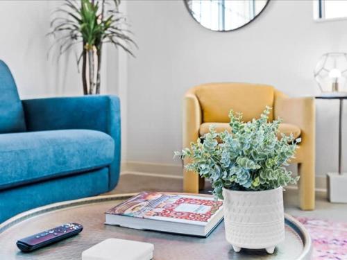 CozySuites Modern 1BR, Downtown Pittsburgh in Pittsburgh, USA