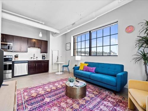 CozySuites Modern 1BR, Downtown Pittsburgh in Pittsburgh, USA