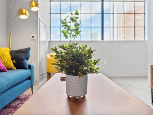CozySuites Modern 2BR, Downtown Pittsburgh in Pittsburgh, USA