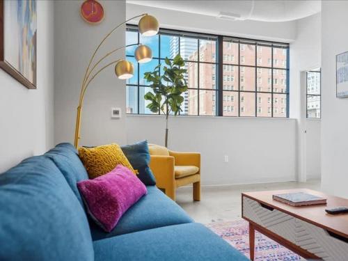 CozySuites Modern 2BR, Downtown Pittsburgh in Pittsburgh, USA