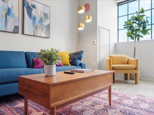 CozySuites Modern 2BR, Downtown Pittsburgh in Pittsburgh, USA