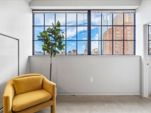 CozySuites Modern 2BR, Downtown Pittsburgh in Pittsburgh, USA