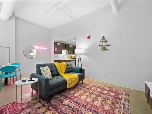 CozySuites Historic 1BR, Downtown Pittsburgh in Pittsburgh, USA